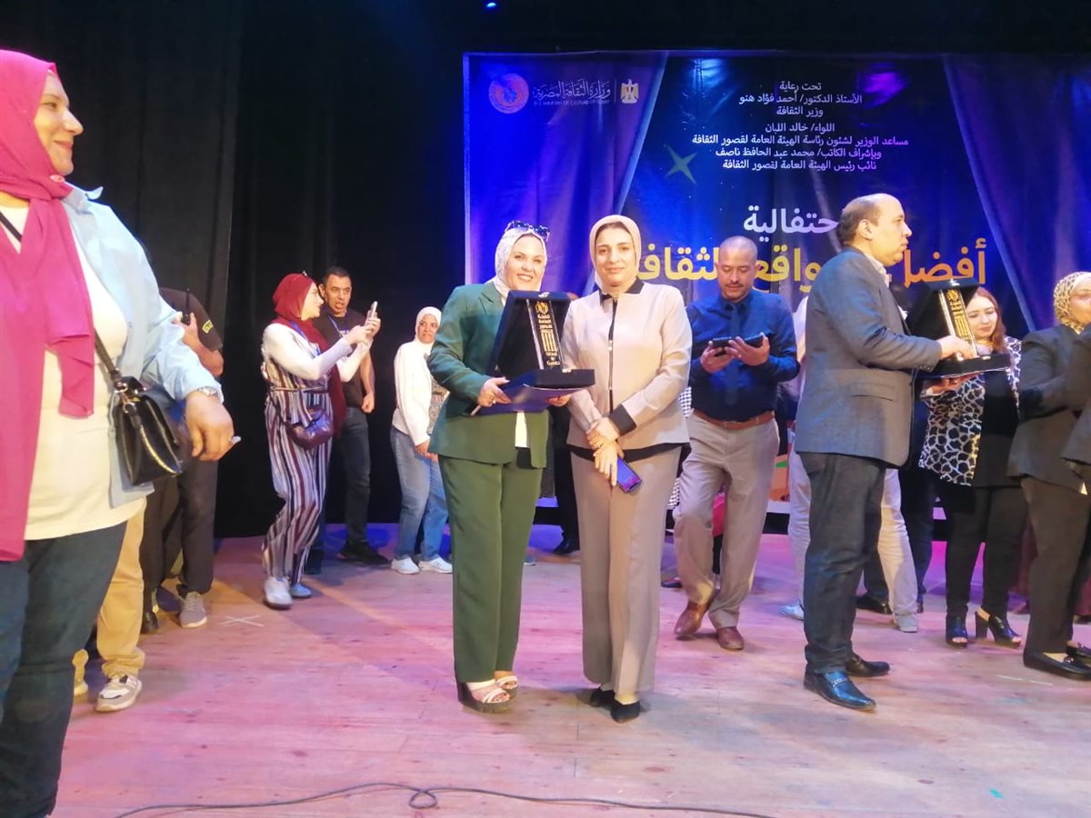 الكاتب محمد ناصف يكرم ياسمين ضياء مدير فرع ثقافة الفيوم