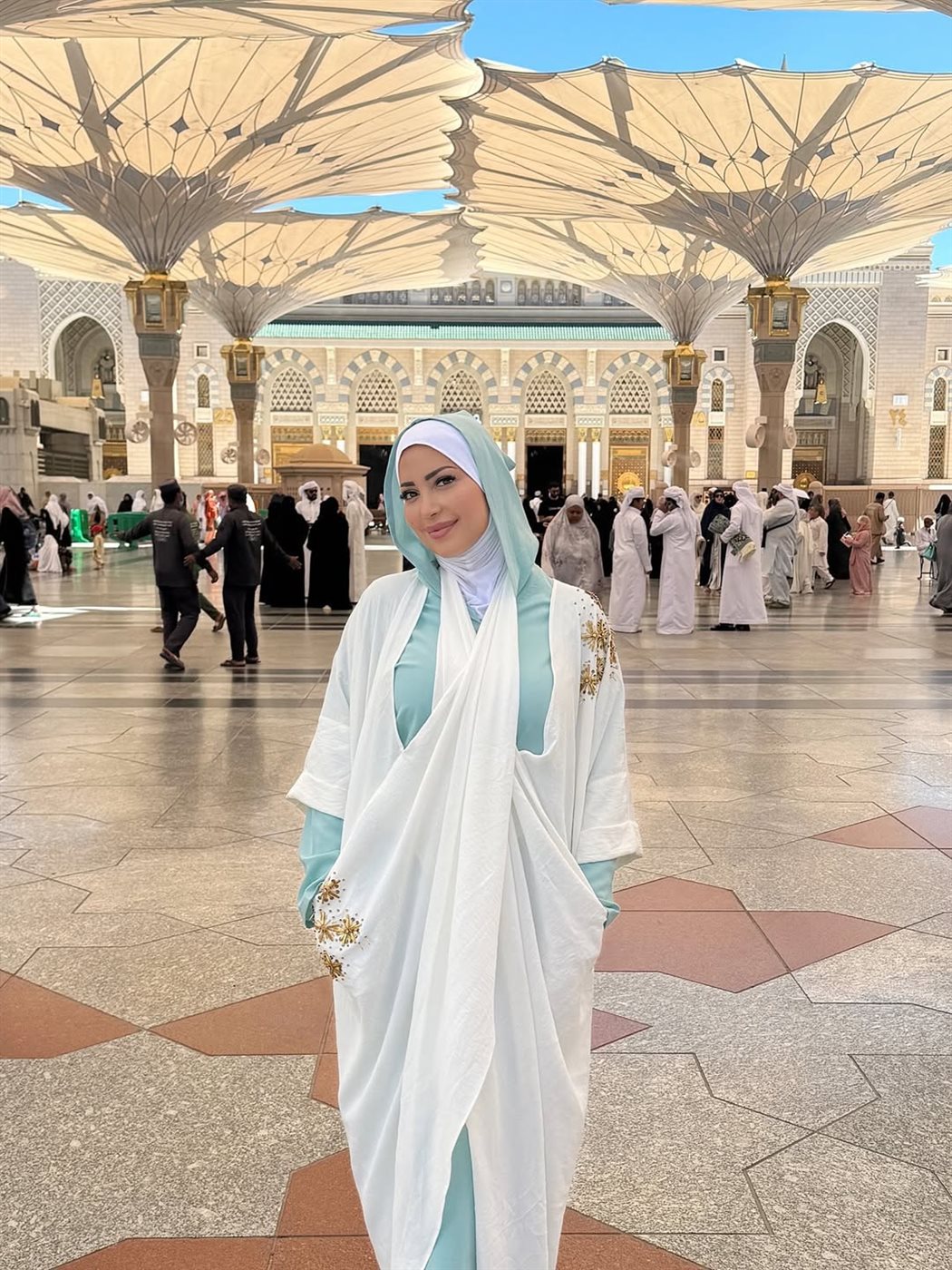 نسرين طافش بالحجاب من المسجد النبوي