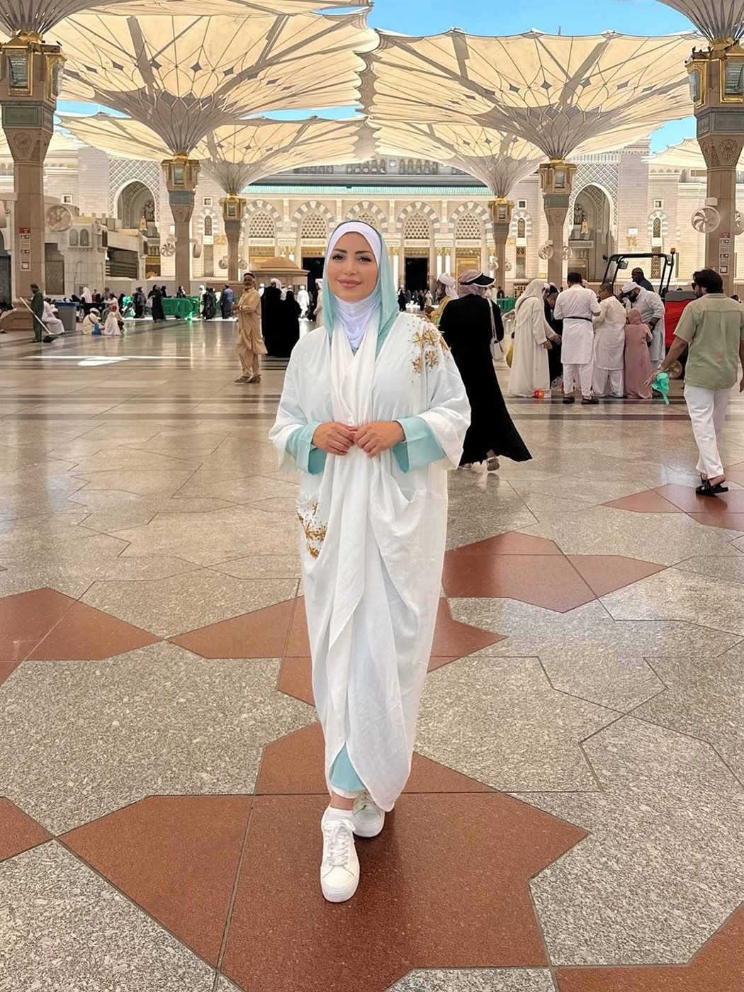 نسرين طافش بالحجاب من المسجد النبوي