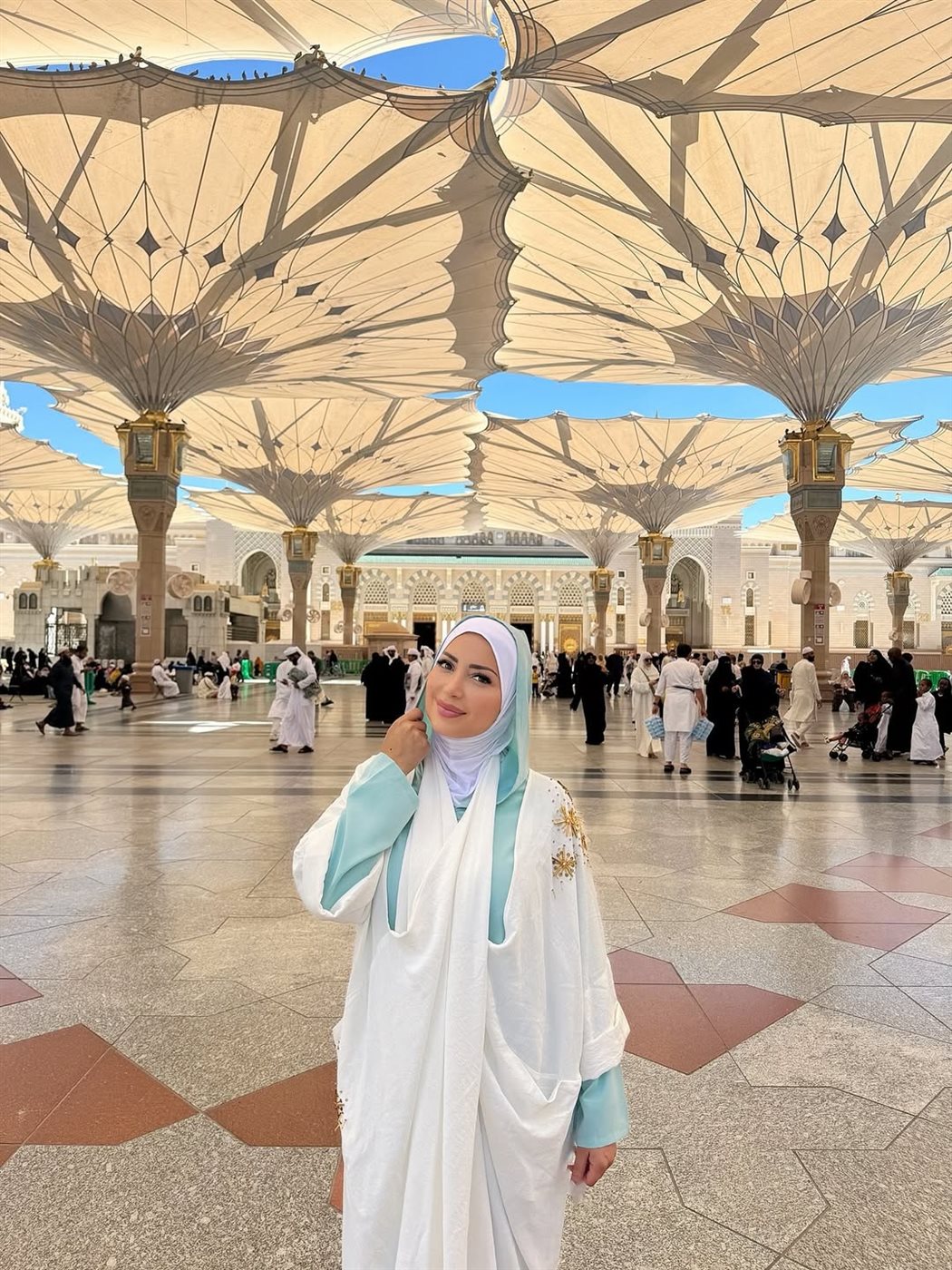 نسرين طافش بالحجاب من المسجد النبوي