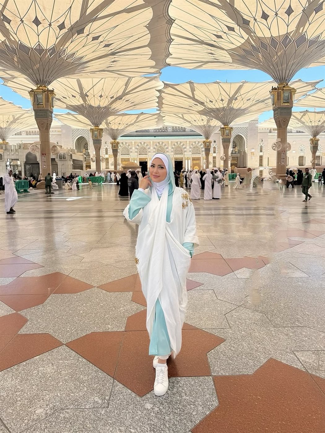 نسرين طافش بالحجاب من المسجد النبوي
