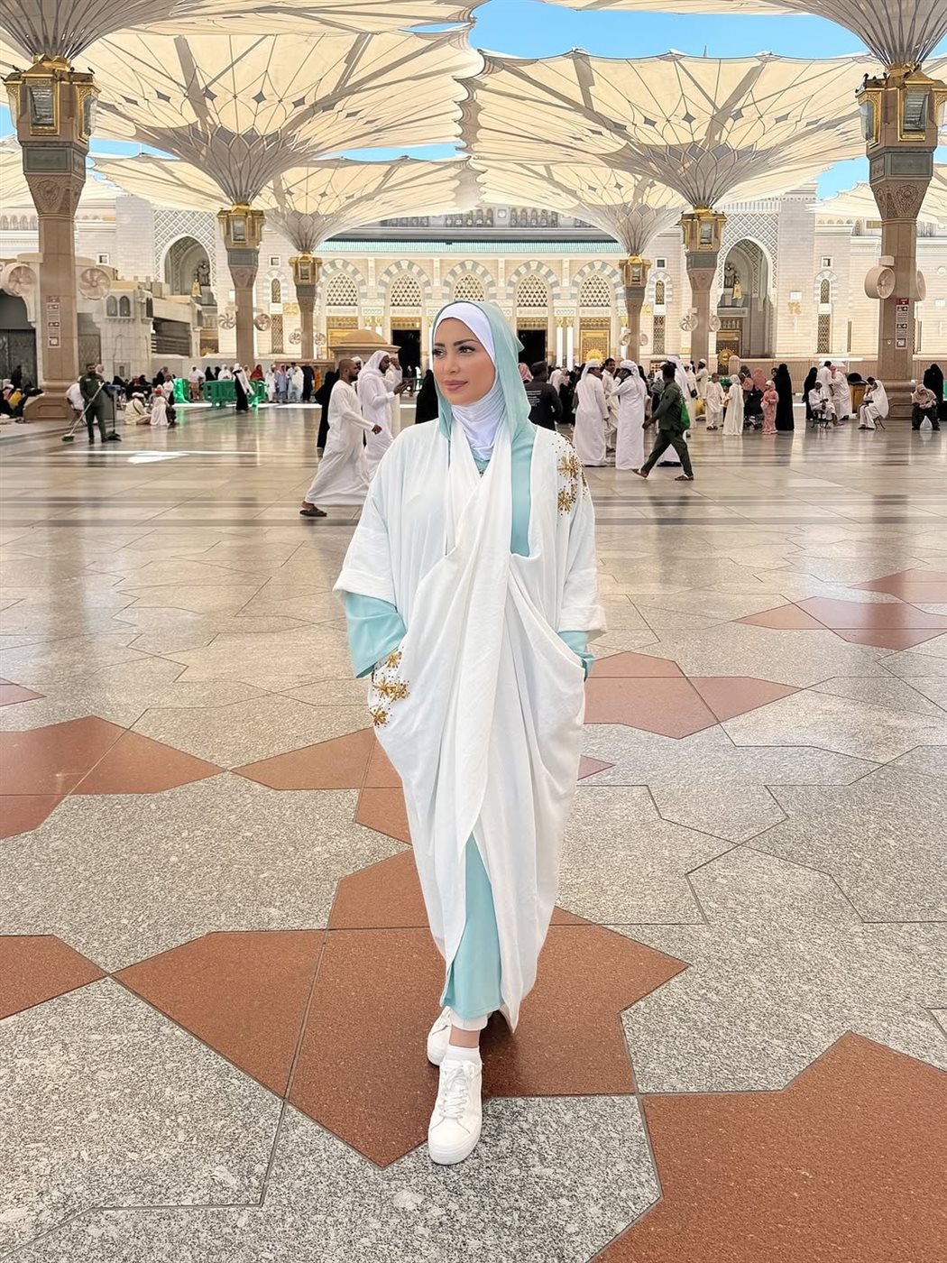 نسرين طافش بالحجاب من المسجد النبوي