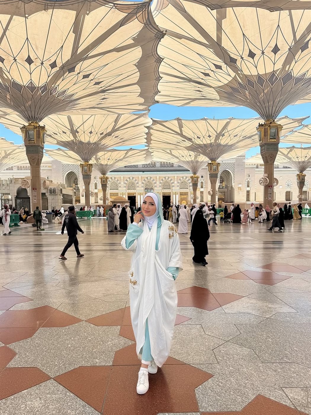 نسرين طافش بالحجاب من المسجد النبوي