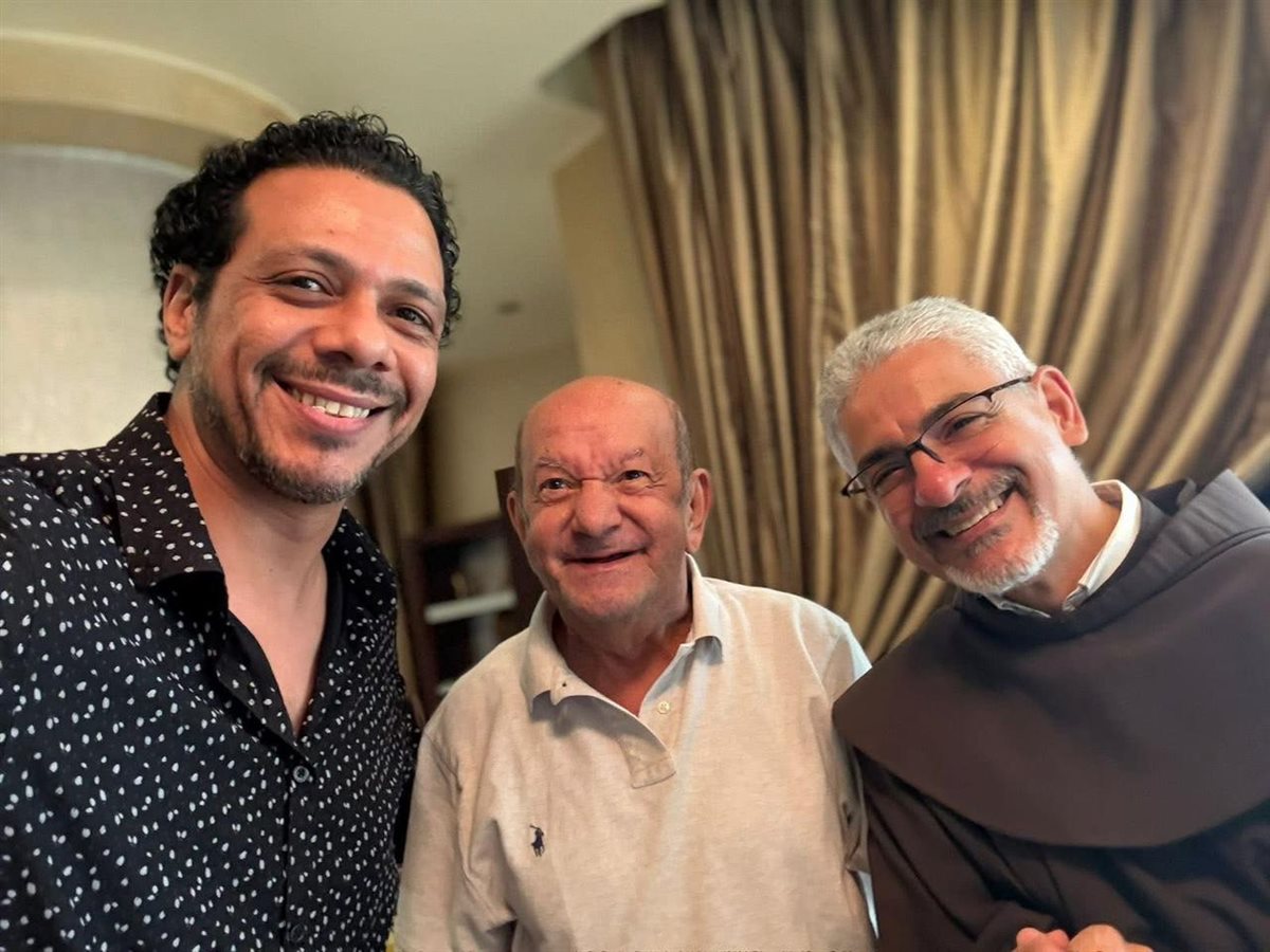 الأب بطرس دانيال رئيس المركز الكاثوليكي للسينما والفنان حمزة العيلي يزوران الفنان لطفي لبيب في منزله بد مغادرته للمستشفى 