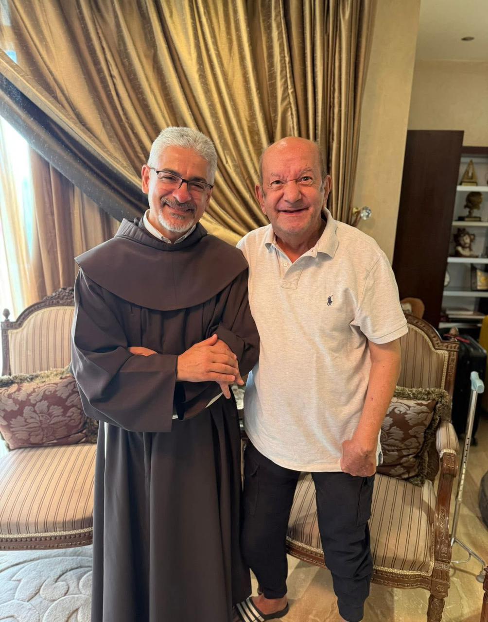 الأب بطرس دانيال رئيس المركز الكاثوليكي للسينما والفنان حمزة العيلي يزوران الفنان لطفي لبيب في منزله بد مغادرته للمستشفى 