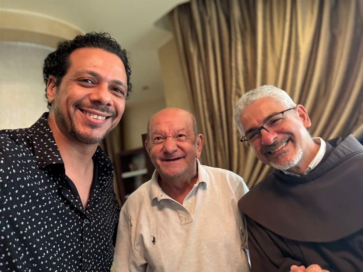 الأب بطرس دانيال رئيس المركز الكاثوليكي للسينما والفنان حمزة العيلي يزوران الفنان لطفي لبيب في منزله بد مغادرته للمستشفى 