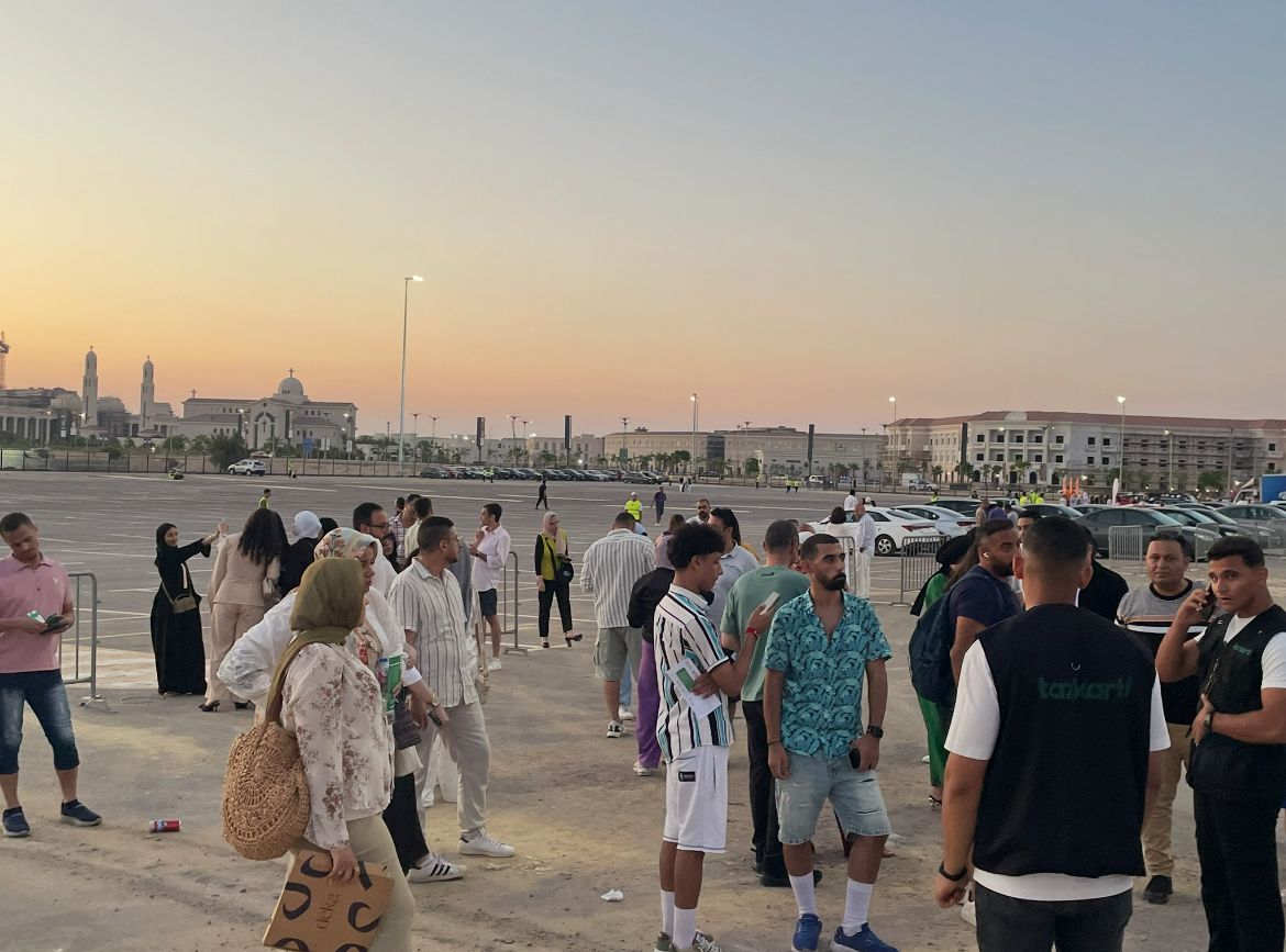 تصوير زياد شريف لتوافد الجماهير لمسرح العلمين أرينا