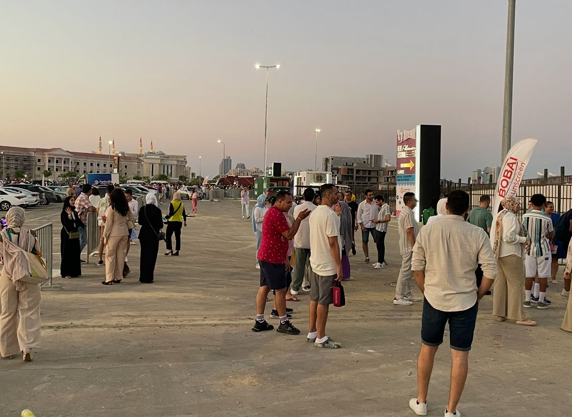 تصوير زياد شريف لتوافد الجماهير لمسرح العلمين أرينا
