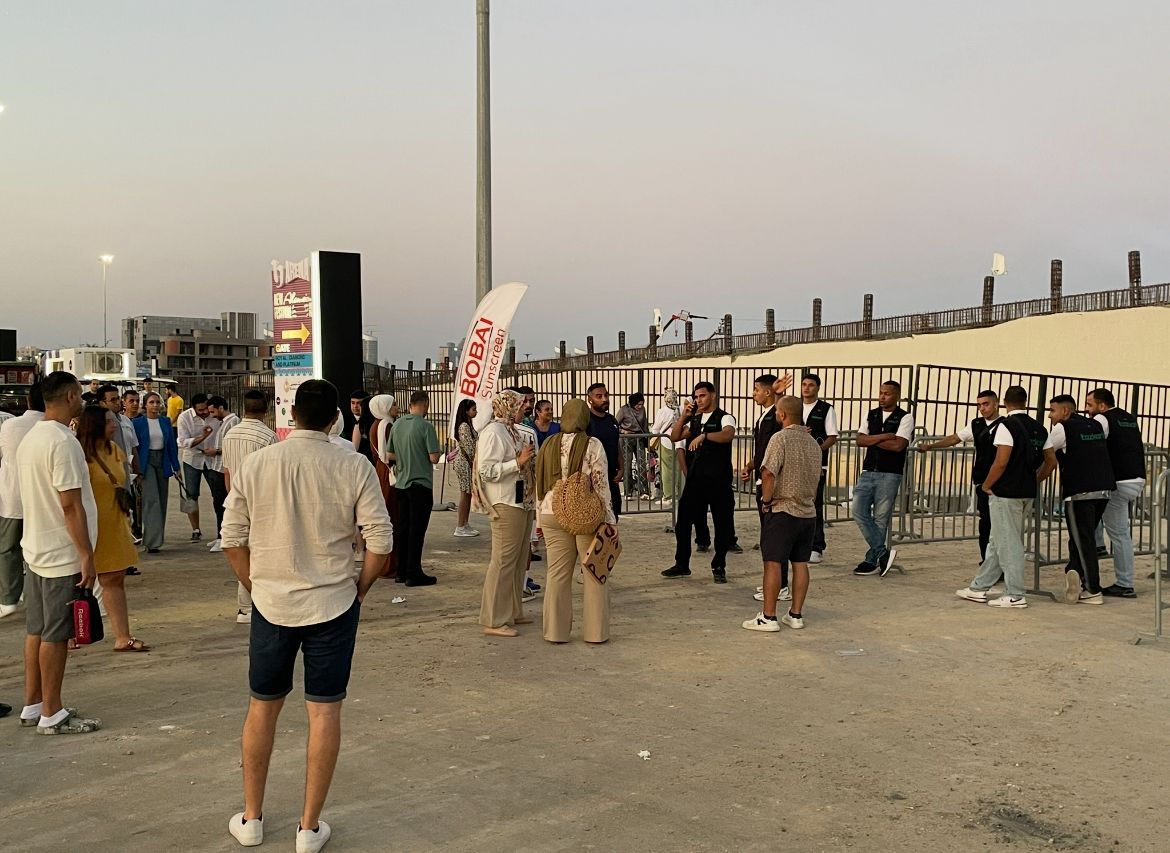تصوير زياد شريف لتوافد الجماهير لمسرح العلمين أرينا