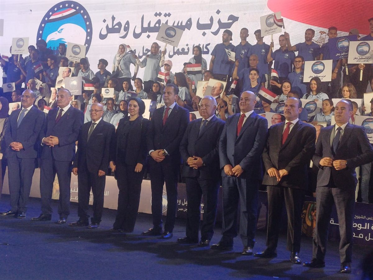 <strong>أحمد عبدالجواد يلتقط صورا تذكارية مع مرشحي مجلس الشيوخ</strong>