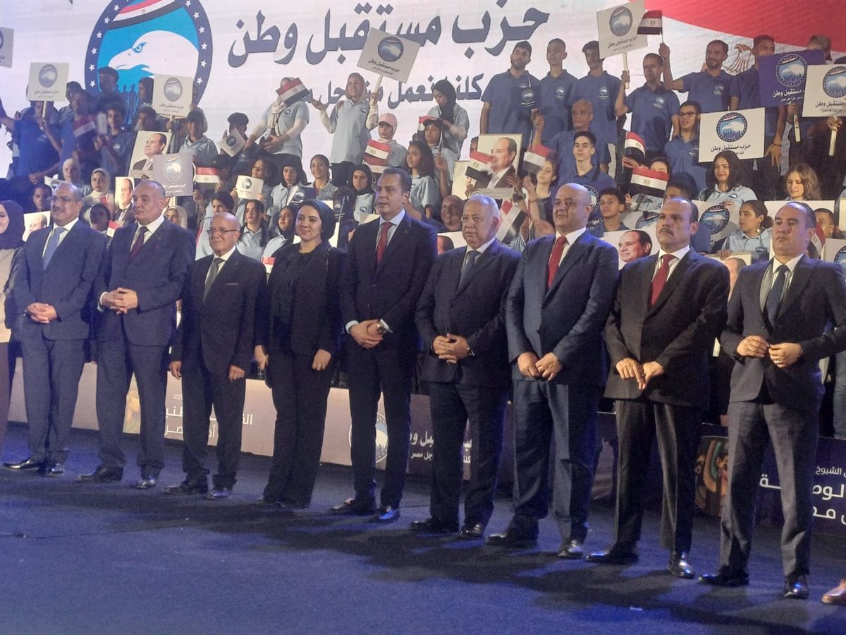<strong>أحمد عبدالجواد يلتقط صورا تذكارية مع مرشحي مجلس الشيوخ</strong>