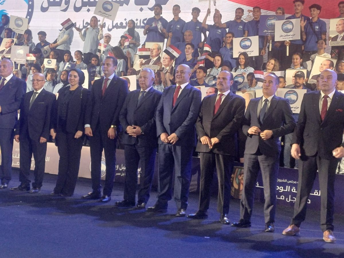 <strong>أحمد عبدالجواد يلتقط صورا تذكارية مع مرشحي مجلس الشيوخ</strong>