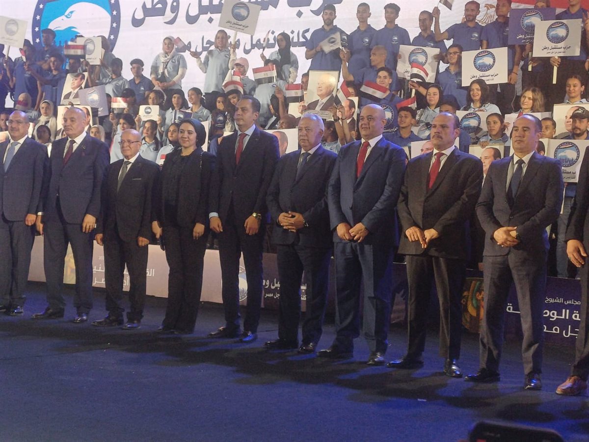 <strong>أحمد عبدالجواد يلتقط صورا تذكارية مع مرشحي مجلس الشيوخ</strong>