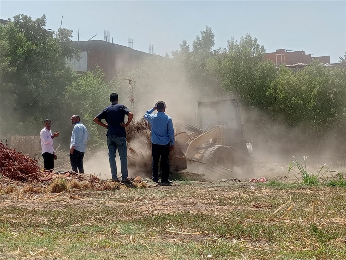 رئيس مركز ابشواى : 24 حالة إزالة فورية لتعديات بناء في المهد