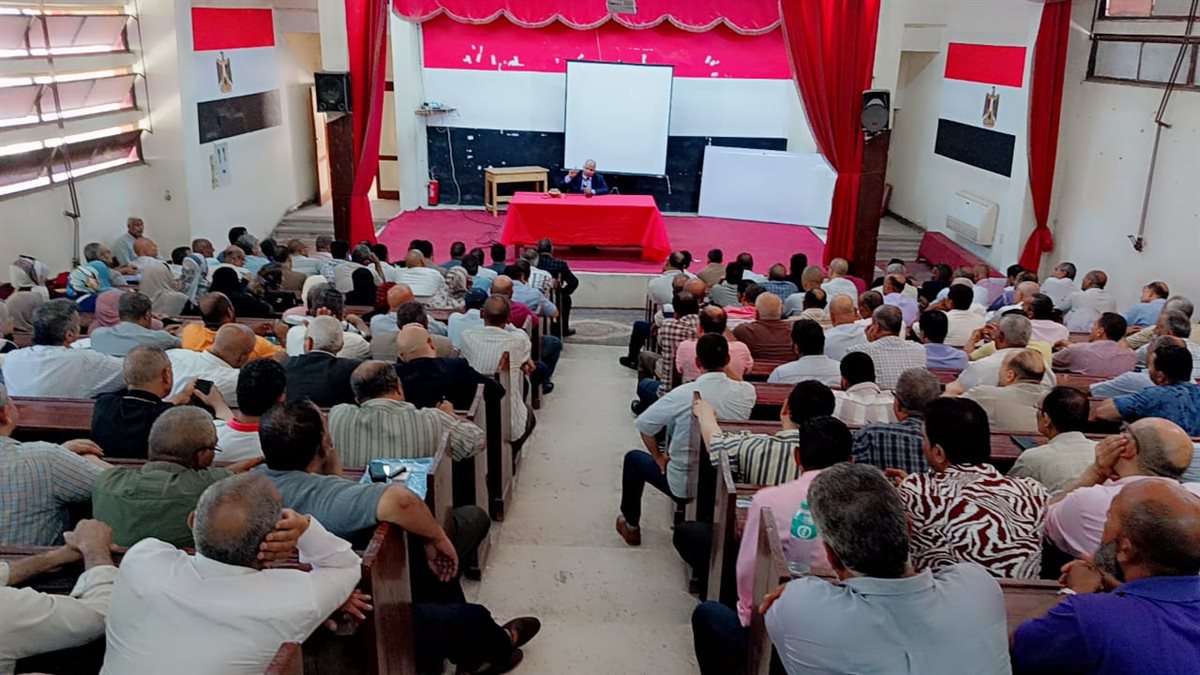  مدير تعليم الفيوم يعقد اجتماعًا مع مديري المدارس المخصصة كلجان انتخابية استعدادًا للانتخابات البرلمانية