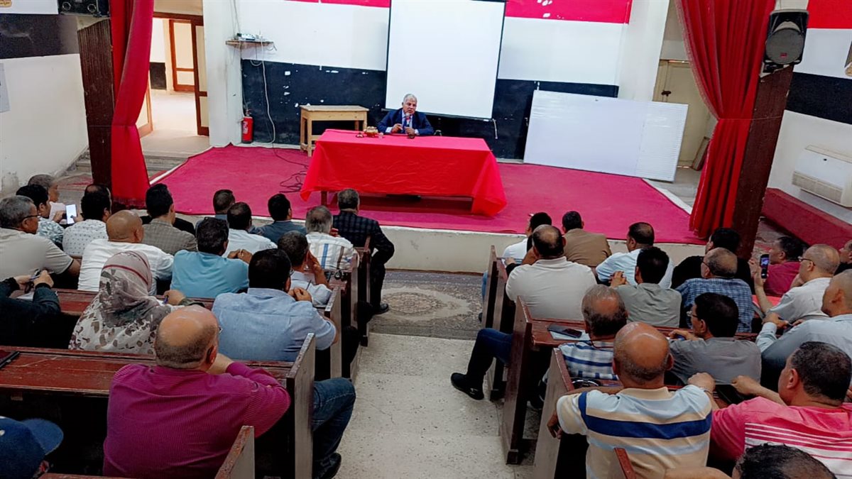  مدير تعليم الفيوم يعقد اجتماعًا مع مديري المدارس المخصصة كلجان انتخابية استعدادًا للانتخابات البرلمانية
