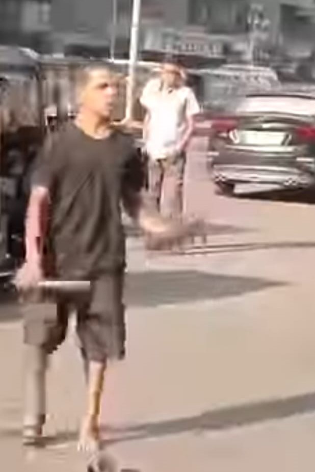احد المتهمين بحوزته سلاح أبيض 