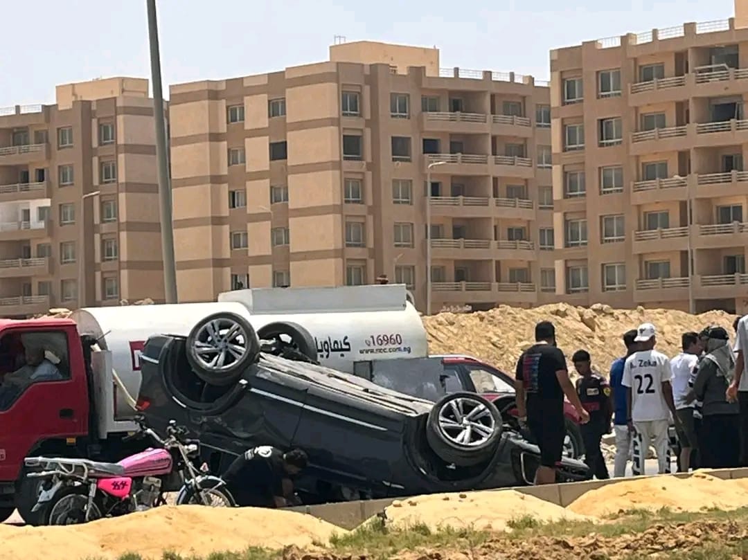 انقلاب سيارة ملاكي إثر حادث مروري أمام دار مصر بالقاهرة الجديدة