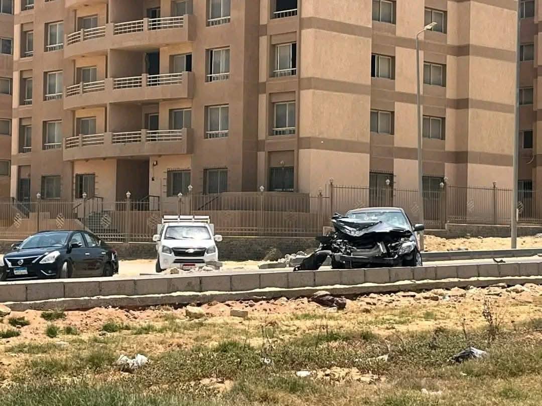 انقلاب سيارة ملاكي إثر حادث مروري أمام دار مصر بالقاهرة الجديدة