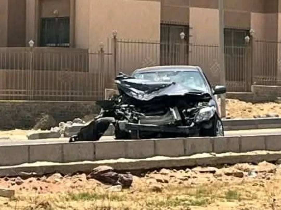 انقلاب سيارة ملاكي إثر حادث مروري أمام دار مصر بالقاهرة الجديدة