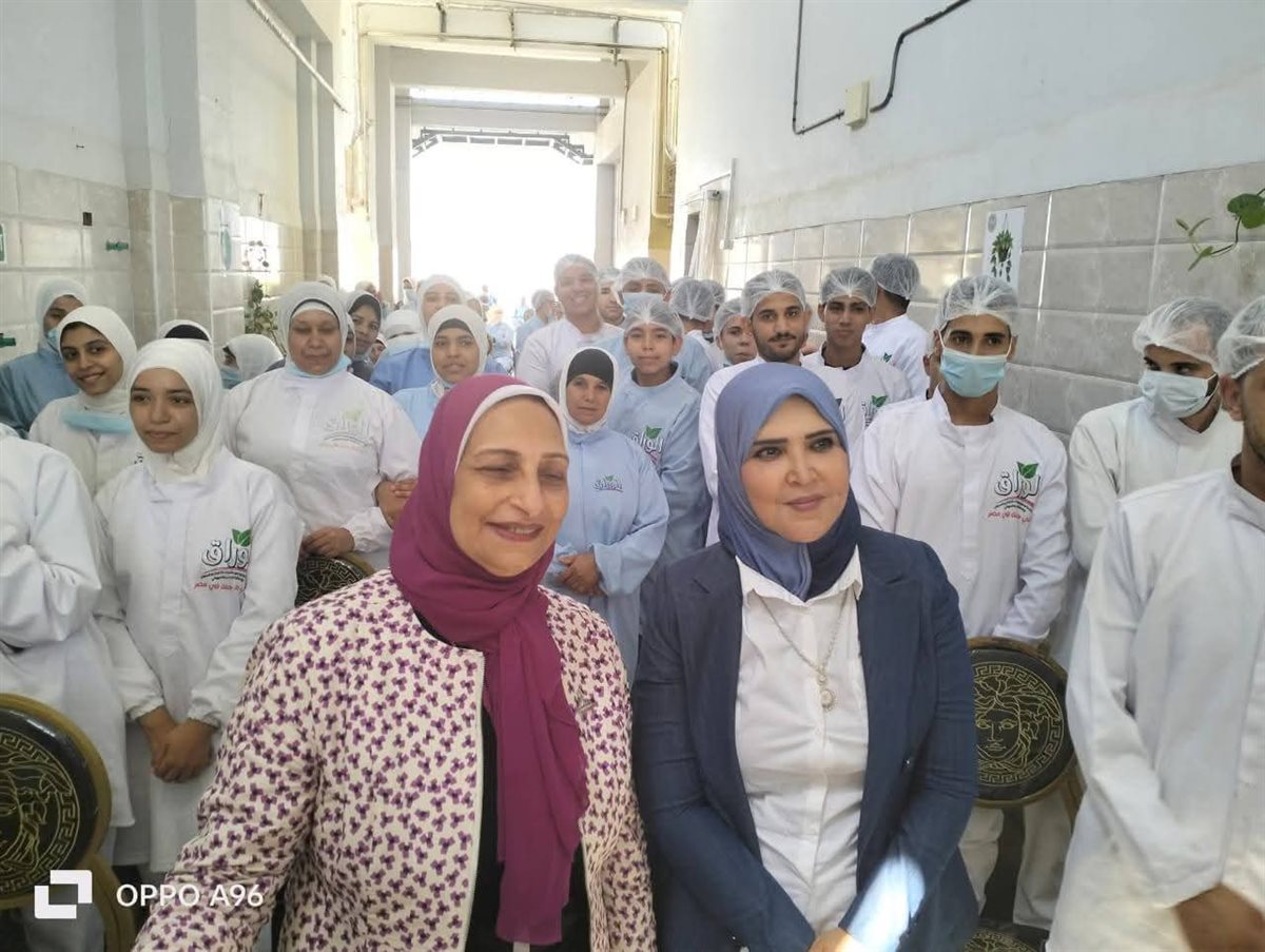 للتوعية بالمشاركة السياسية.. زيارة وفد ٱمانة المرأة بمستقبل وطن الفيوم لأحد المصانع بالفيوم الجديدة