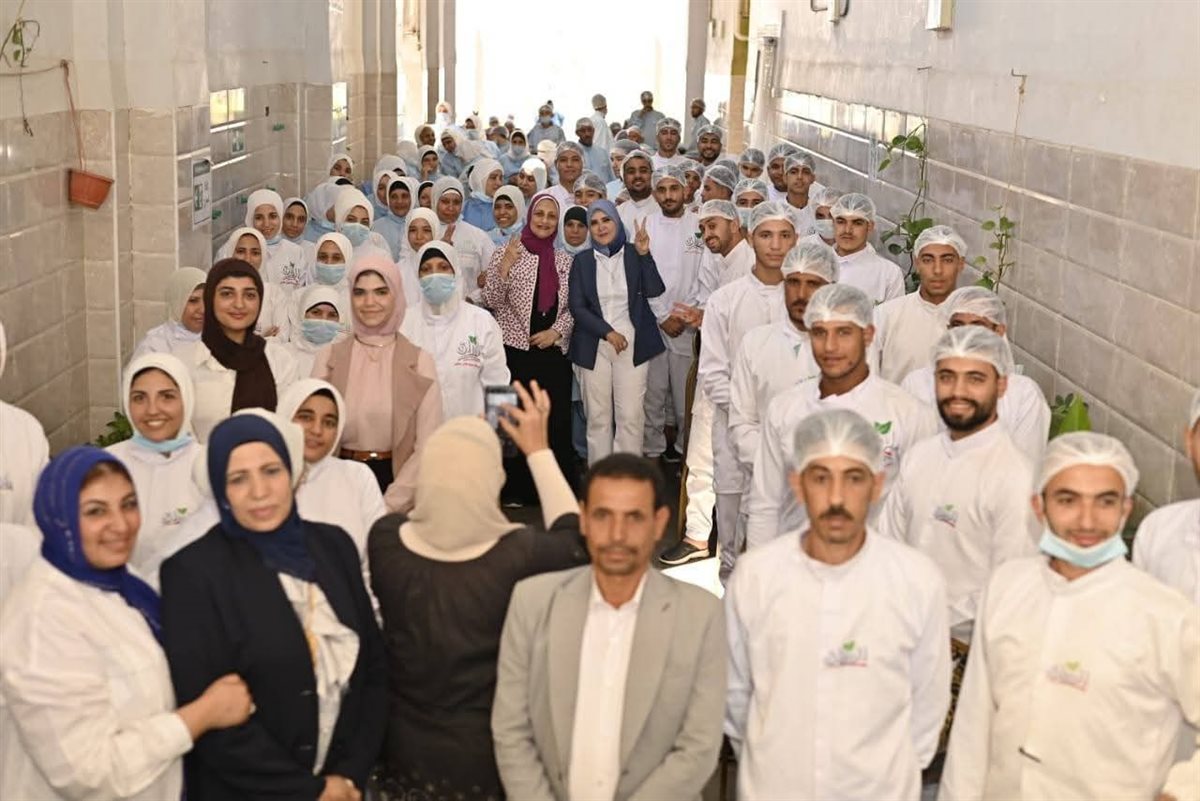 للتوعية بالمشاركة السياسية.. زيارة وفد ٱمانة المرأة بمستقبل وطن الفيوم لأحد المصانع بالفيوم الجديدة