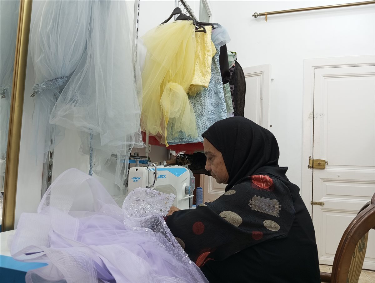 الحاجة فاتن أمام ماكينة الخياطة