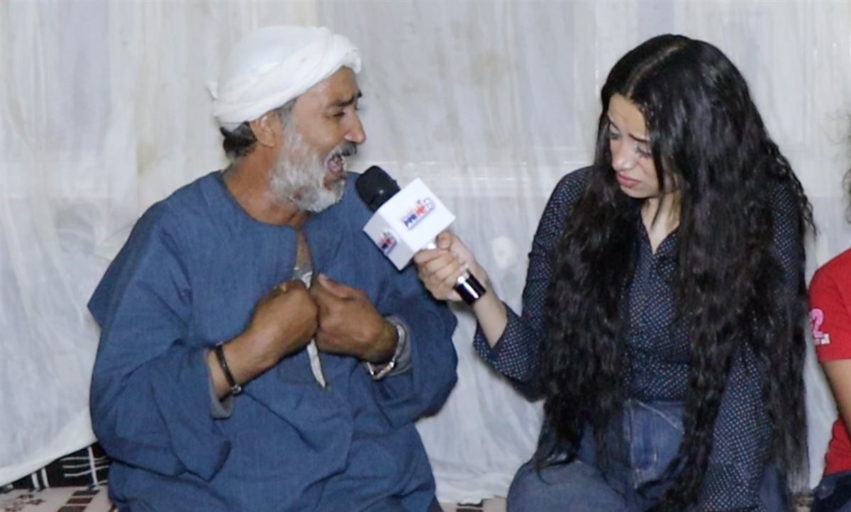 والد امل ضحية زوجها مع مراسلة نيوز رووم 