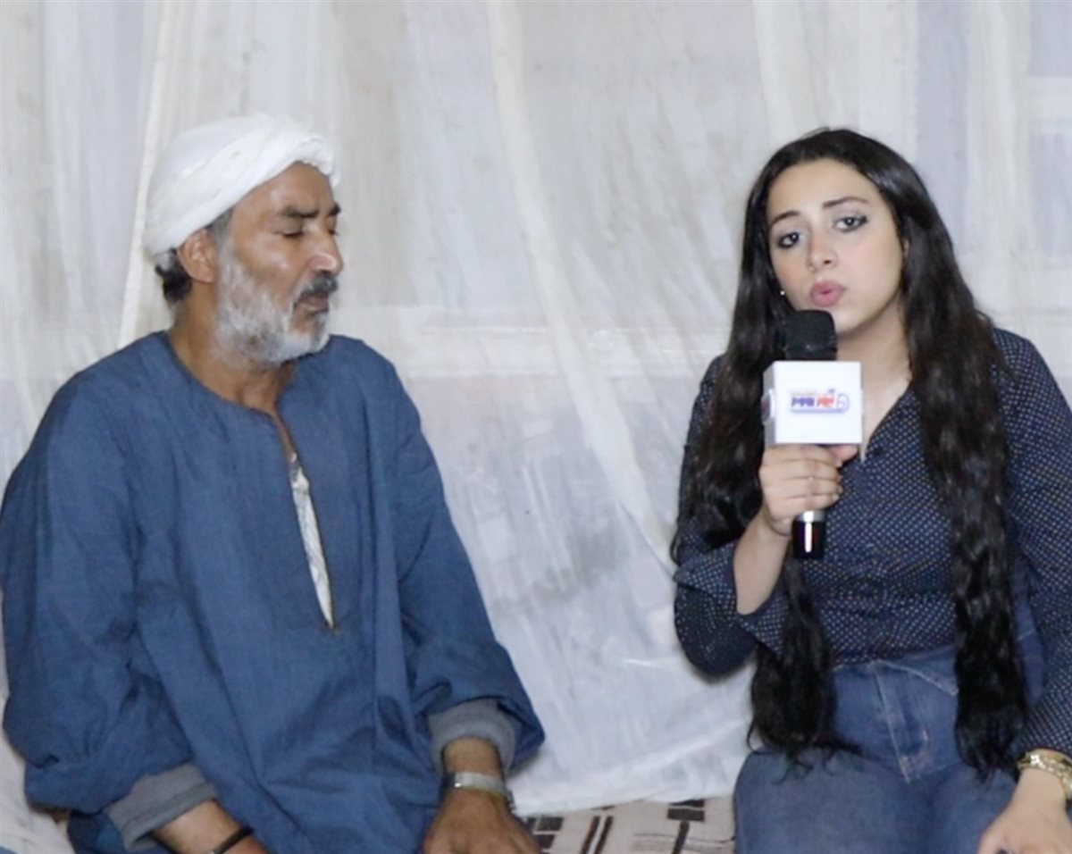 والد امل ضحية زوجها مع مراسلة نيوز رووم 