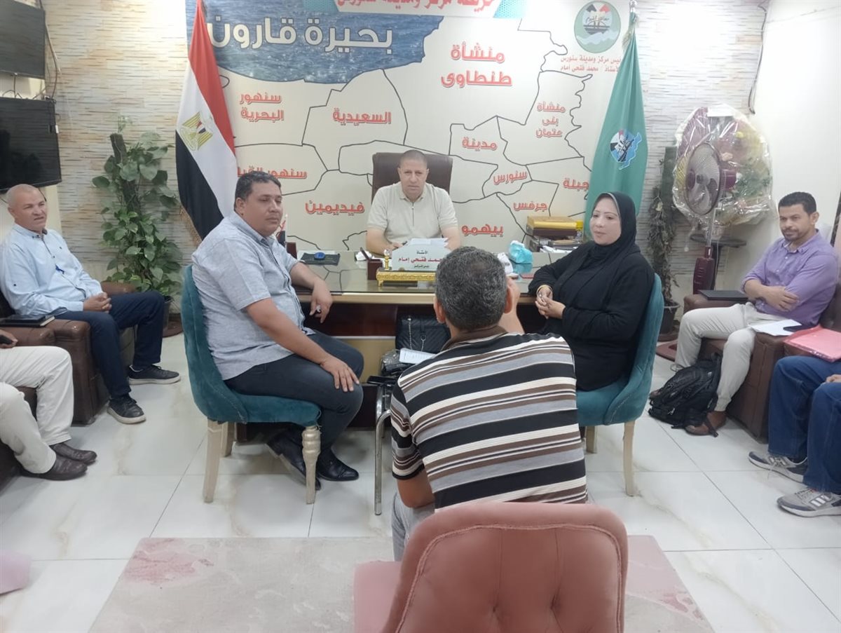 نائب محافظ الفيوم يعقد لقاءً لخدمة المواطنين بقرية زاوية الكرادسة مركز الفيوم