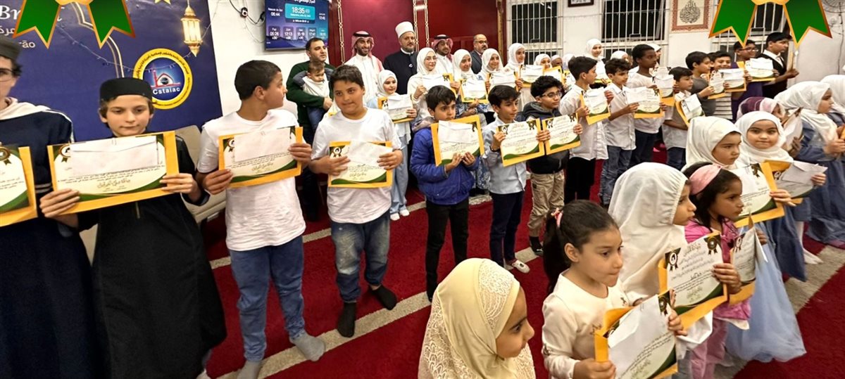 تكريم الطلاب والطالبات من حفظة القرآن بالبرازيل