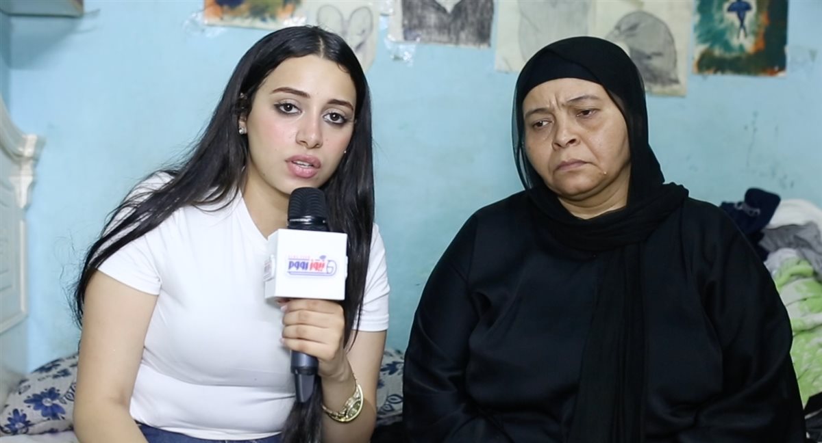 والدة الضحية مع مراسلة نيوز رووم
