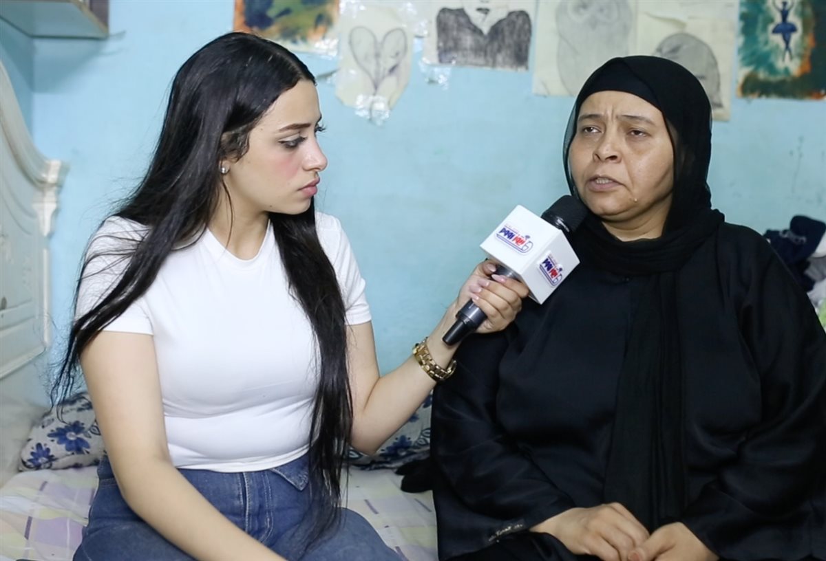 والدة الضحية مع مراسلة نيوز رووم