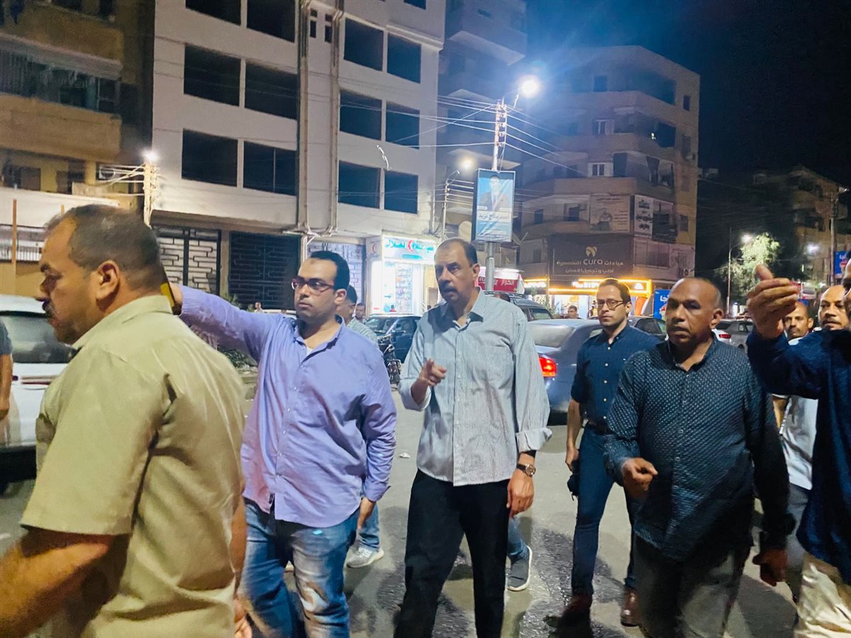 محافظ سوهاج يتفقد موقع مشاجرة عمال المحال
