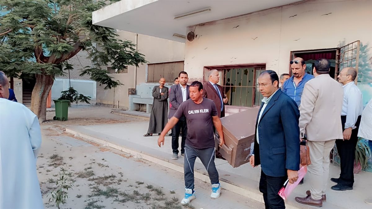 قبيصي: يتابع مركز توزيع أسئلة الشهادة الإعدادية ويشيد بانضباط العمل