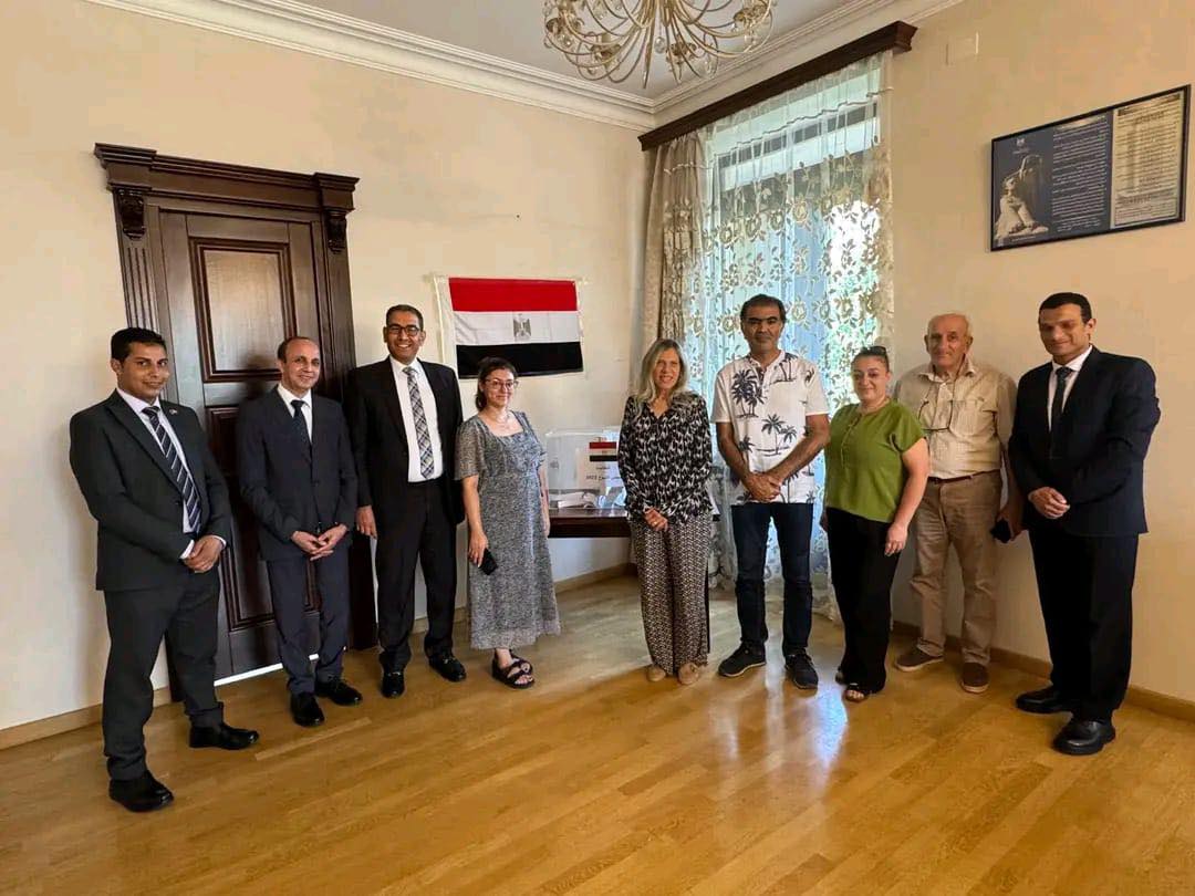 السفيرة سيريناد جميل، سفيرة جمهورية مصر لدى ارمينيا  أعضاء البعثة الدبلوماسية والقنصلية من داخل المقر الانتخابي