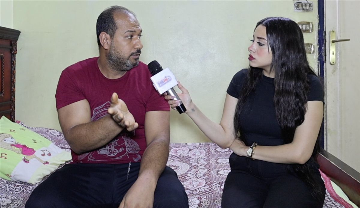 والد محمد خالد اثناء لقاءها مع الاعلامية مارينا إبراهيم