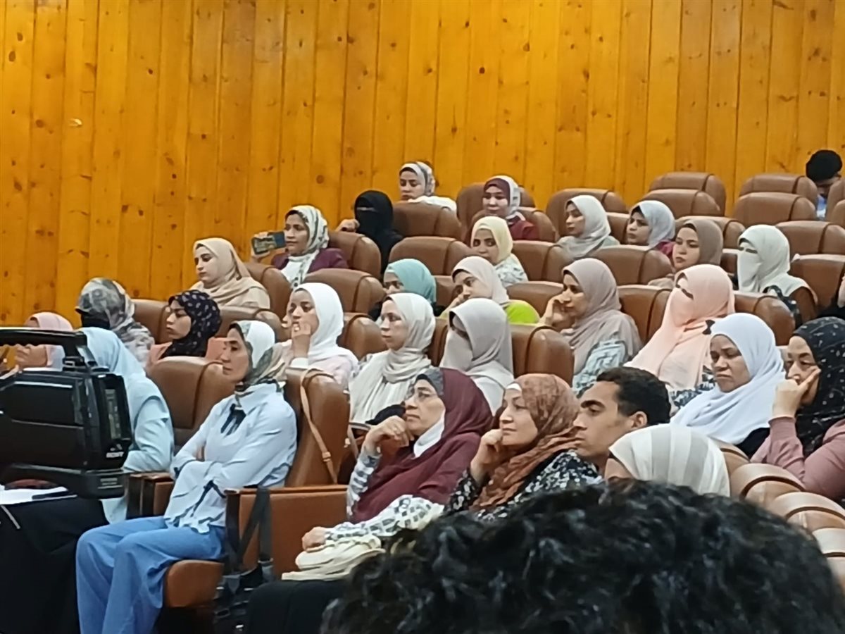 نائب رئيس جامعة الفيوم يشهد  رسالة ماجستير فى كلية التمريض