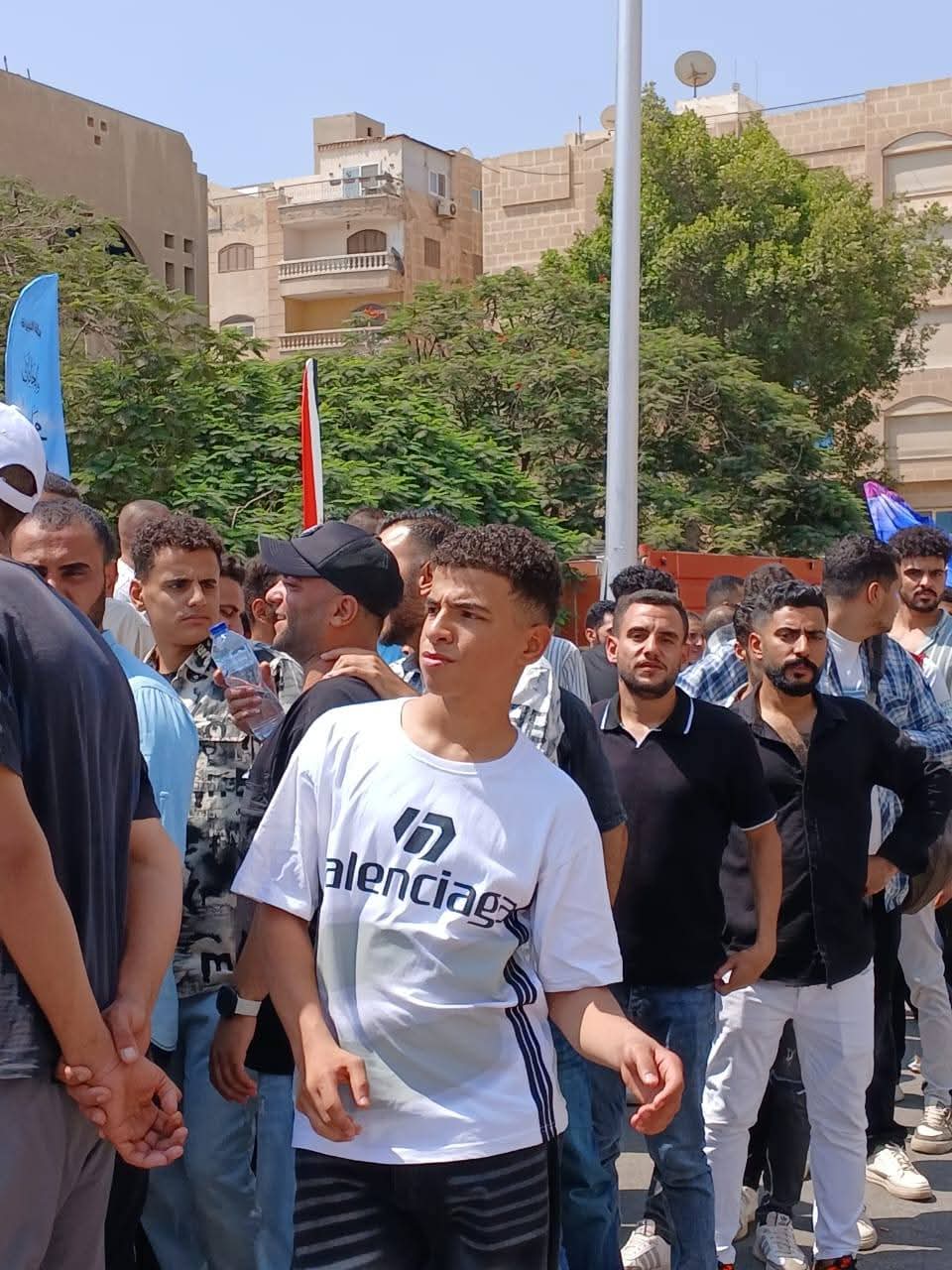 توافد الجماهير