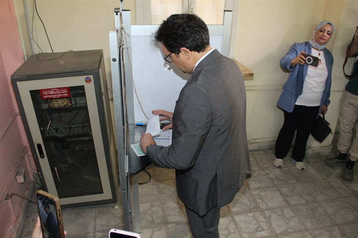وزير الثقافة أثناء الإدلاء بصوته