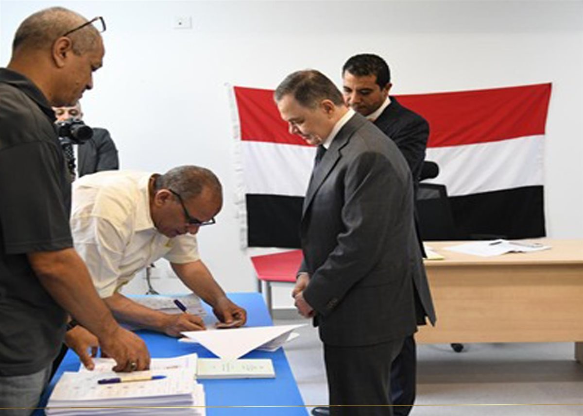 وزير الداخلية أثناء الإدلاء بصوته