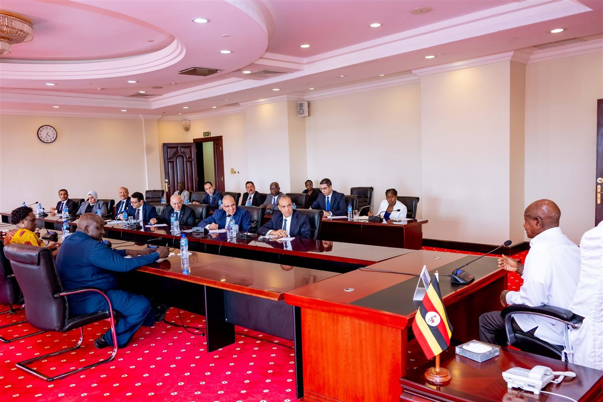 الدكتور بدر عبد العاطي وزير الخارجية والهجرة أثناء اللقاء بالرئيس الأوغندي