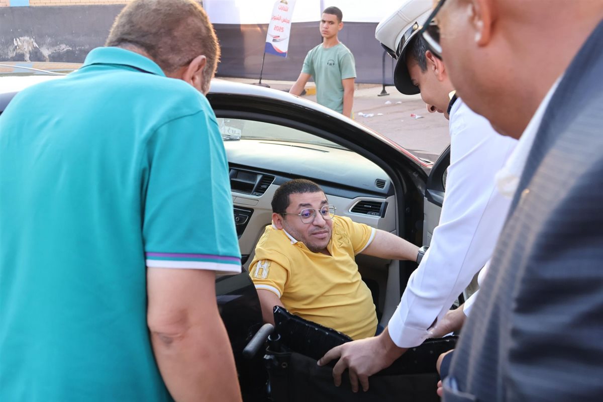 جانب من مساعدة الشرطة للأشخاص 