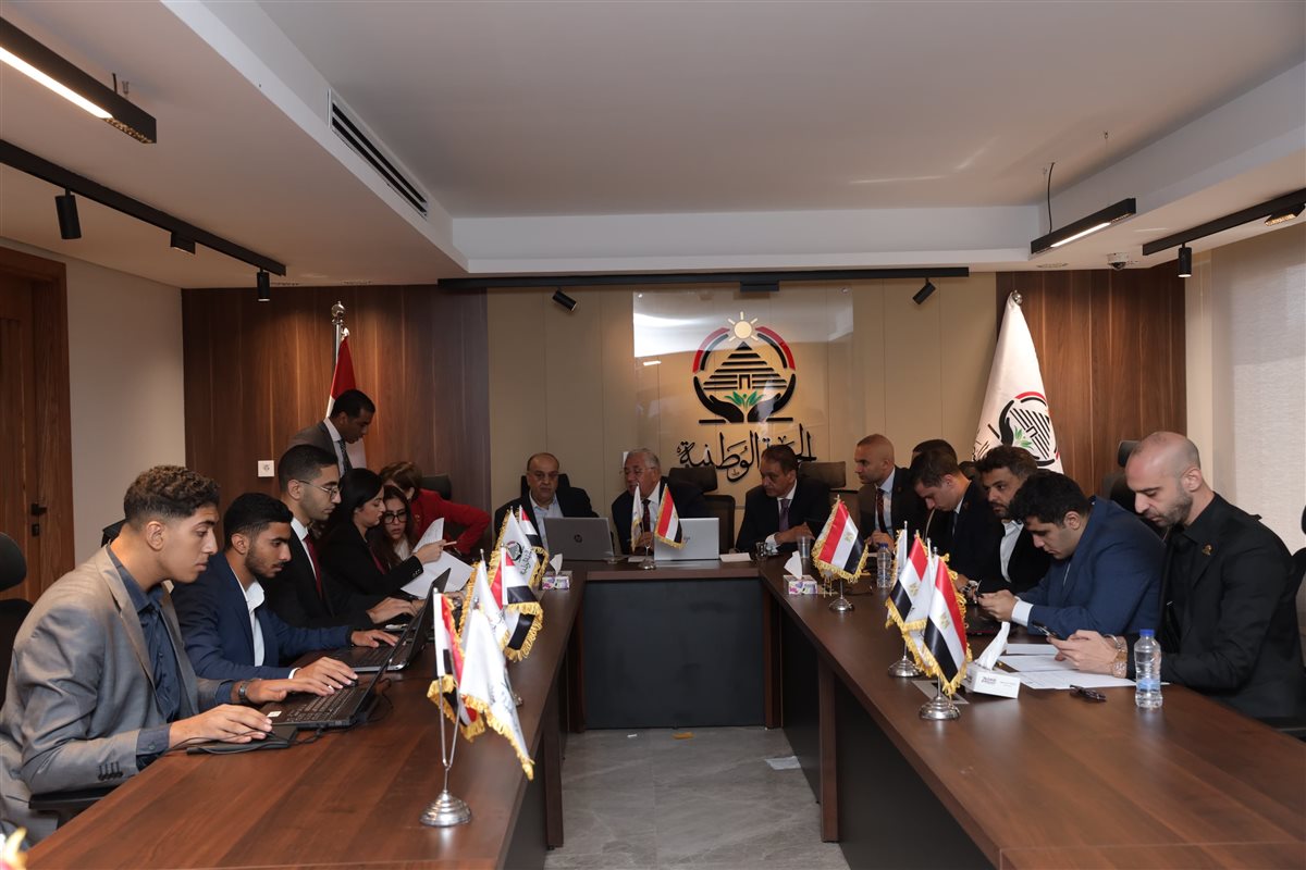الغرفة المركزية لحزب الجبهة الوطنية تواصل تصويتها في انتخابات مجلس الشيوخ