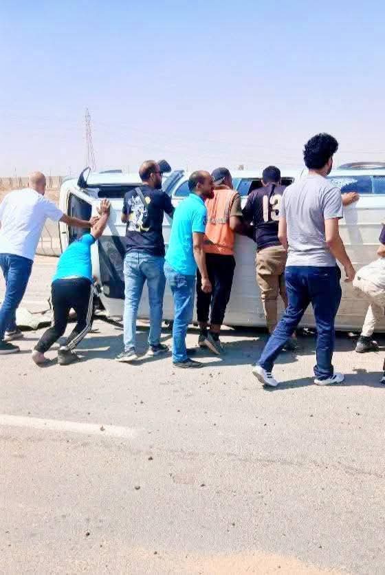 المارة يحاولون إنقاذ المصابين 