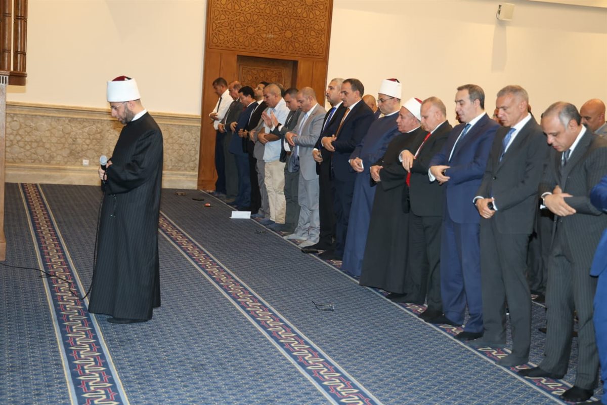 إمامة وزير الأوقاف للمصلين بمسجد النواب