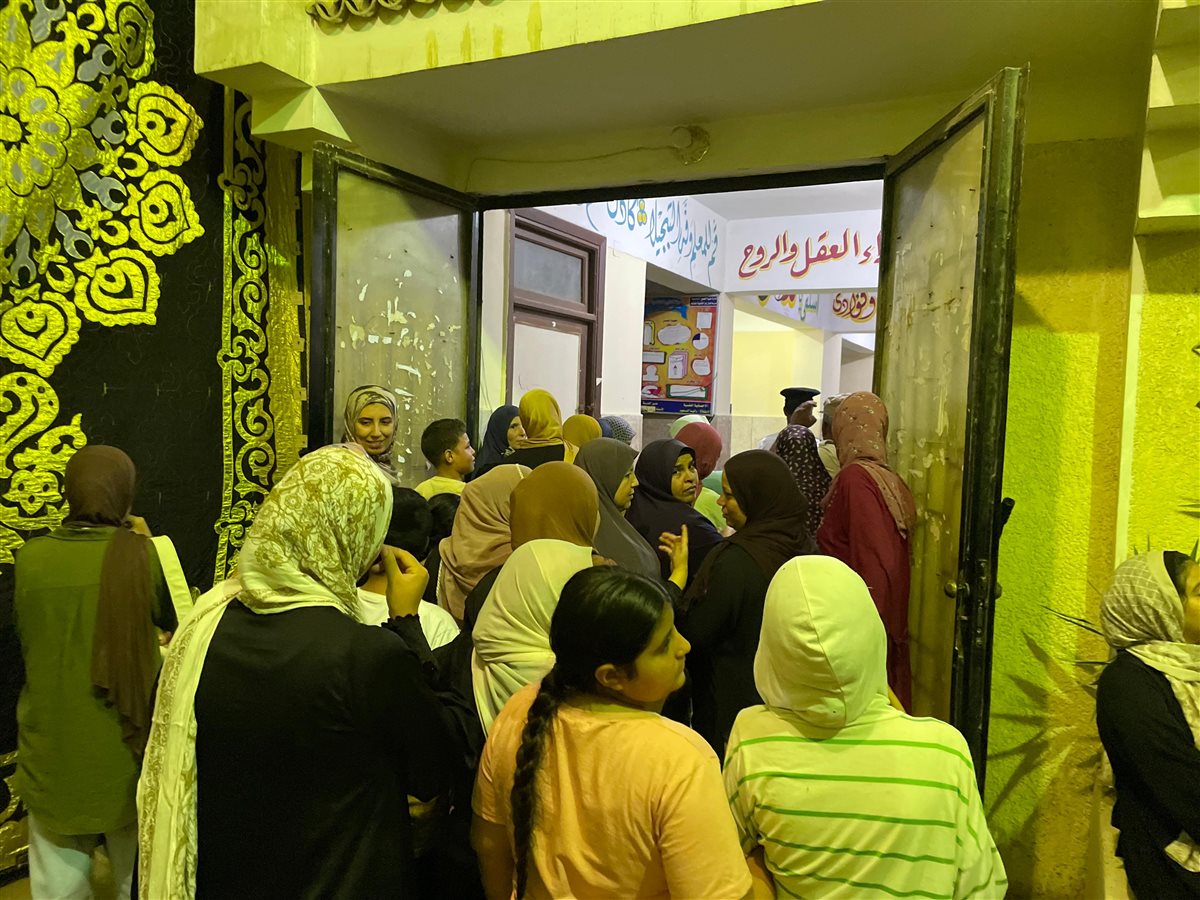 توافد أعداد كبيرة من المواطنين أمام اللجان الانتخابية