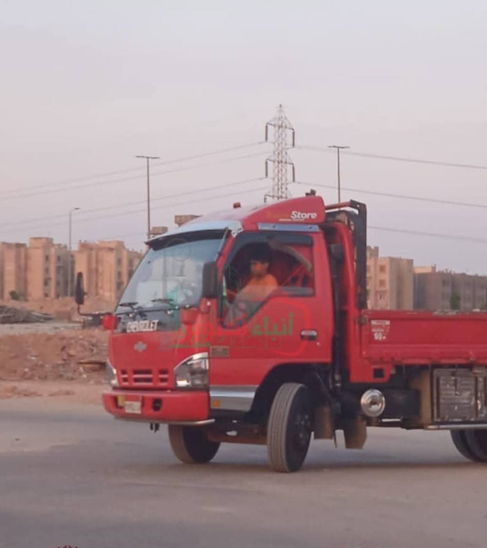 الطفل يقود السيارة