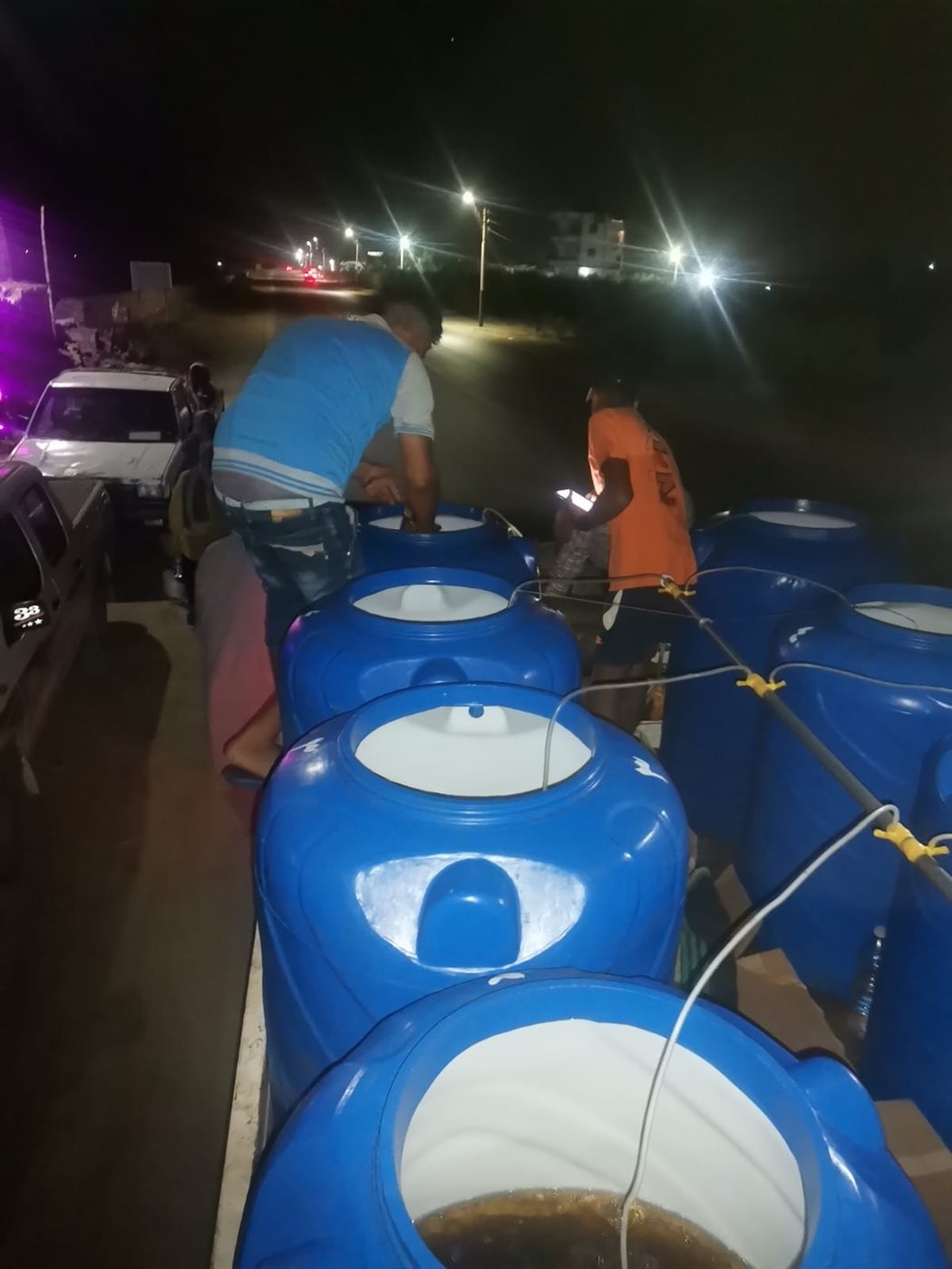 محافظ الفيوم يتابع أعمال إنزال يرقات الجمبري لبحيرة قارون<br>