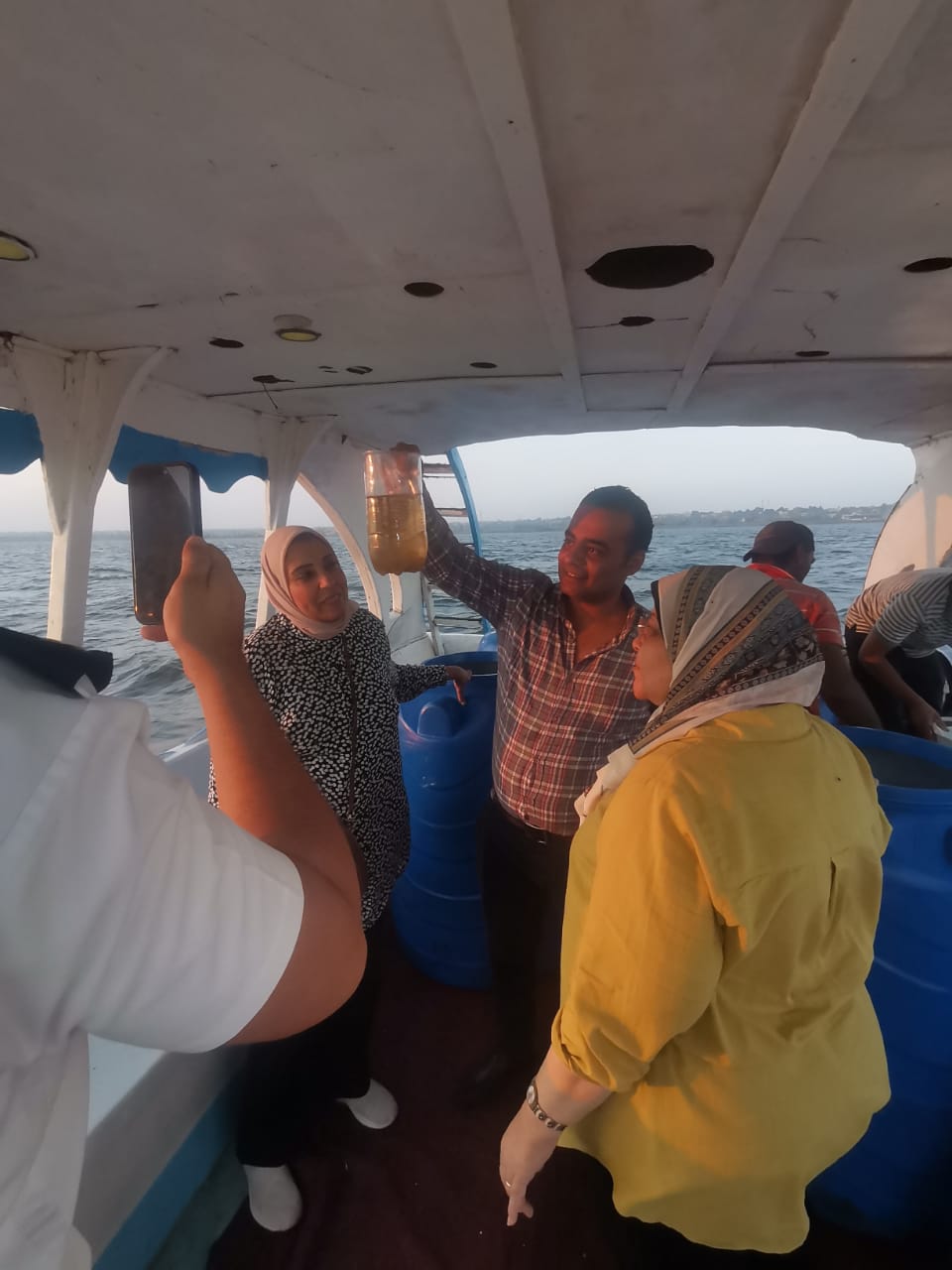 محافظ الفيوم يتابع أعمال إنزال يرقات الجمبري لبحيرة قارون<br>